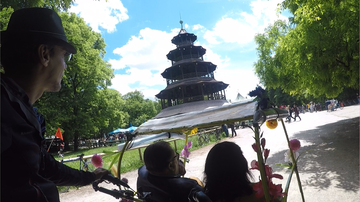 Rikscha-Tour im Englischen Garten München vor dem Chinesischen Turm